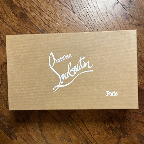 Beautiful Brand New Christian Louboutin Varsi Junior Spikes 2019 Flat CLF - Picture 2 of 3